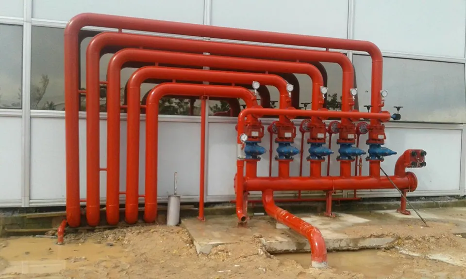 Outdoor fire hydrant pipeline manifold with control valves