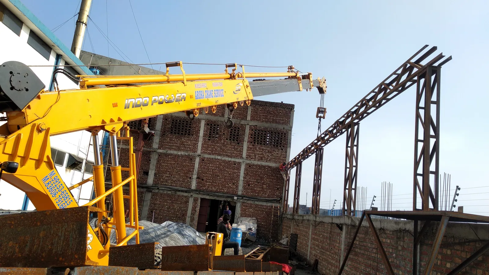Crane-supported erection of an industrial steel shed frame