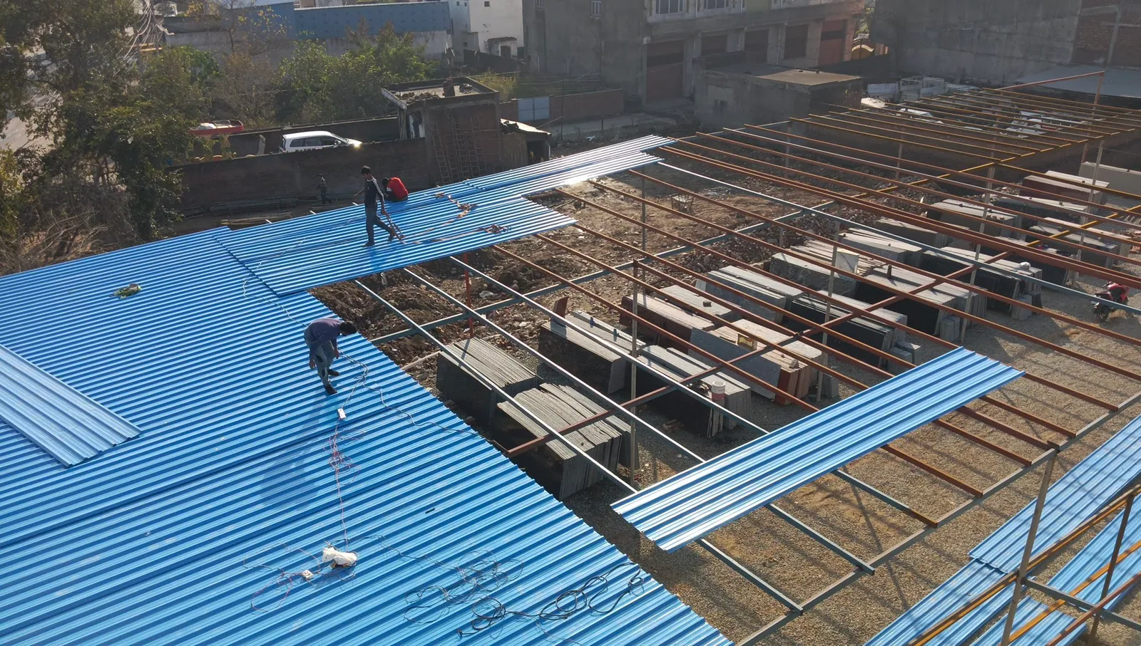 Profile-sheet roofing installation on an industrial shed structure