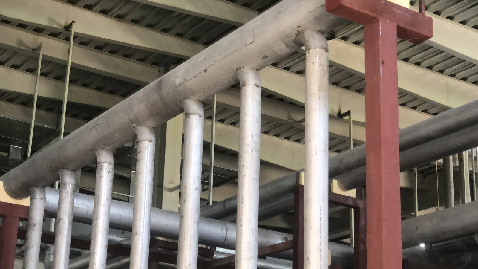 Fabricated stainless steel pipe header and vertical branch lines